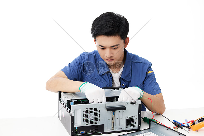 年轻的维修工 数据中心里的零件侦探